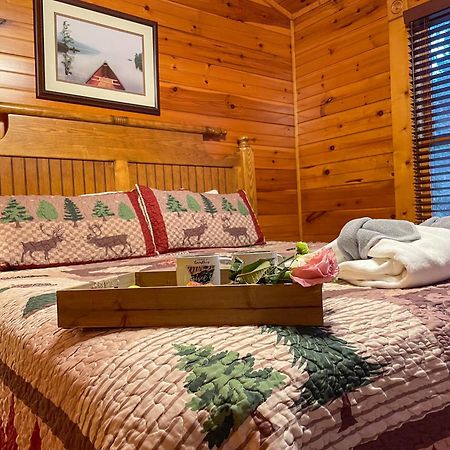 Spacious Resort Log Cabin, Easy Drive, Hot Tub, Arcade Gameroom, Mountain Vibe Гетлинбург Екстериор снимка
