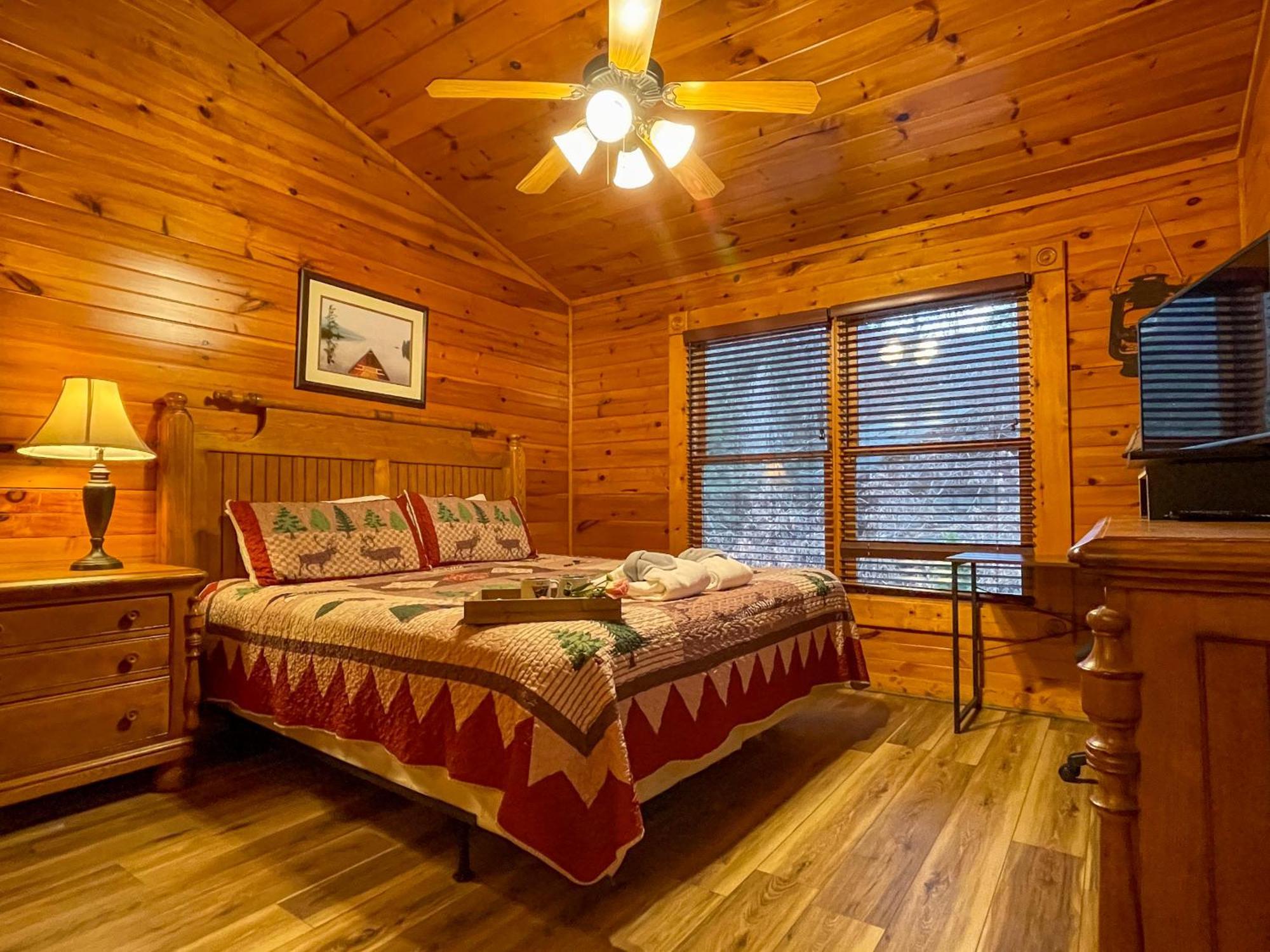 Spacious Resort Log Cabin, Easy Drive, Hot Tub, Arcade Gameroom, Mountain Vibe Гетлинбург Екстериор снимка