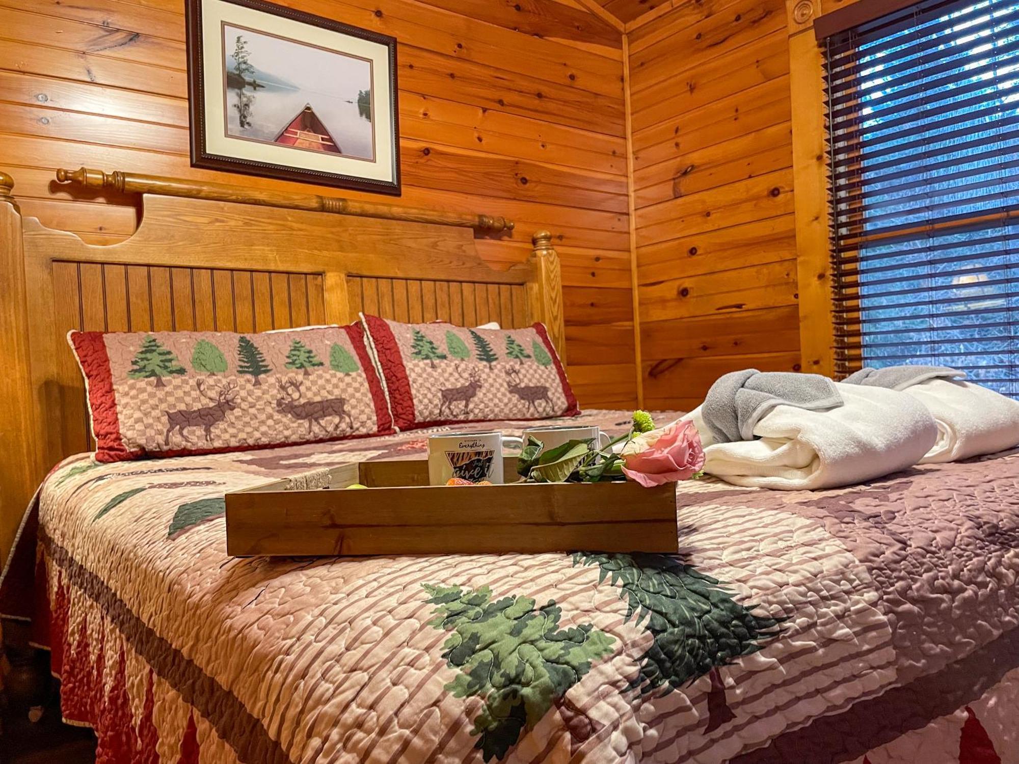 Spacious Resort Log Cabin, Easy Drive, Hot Tub, Arcade Gameroom, Mountain Vibe Гетлинбург Екстериор снимка