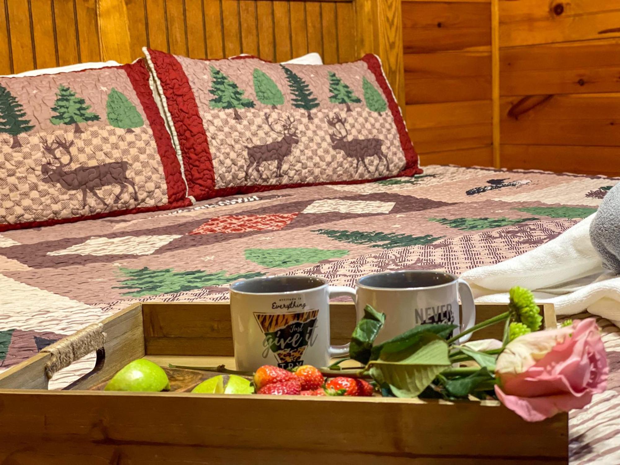 Spacious Resort Log Cabin, Easy Drive, Hot Tub, Arcade Gameroom, Mountain Vibe Гетлинбург Екстериор снимка