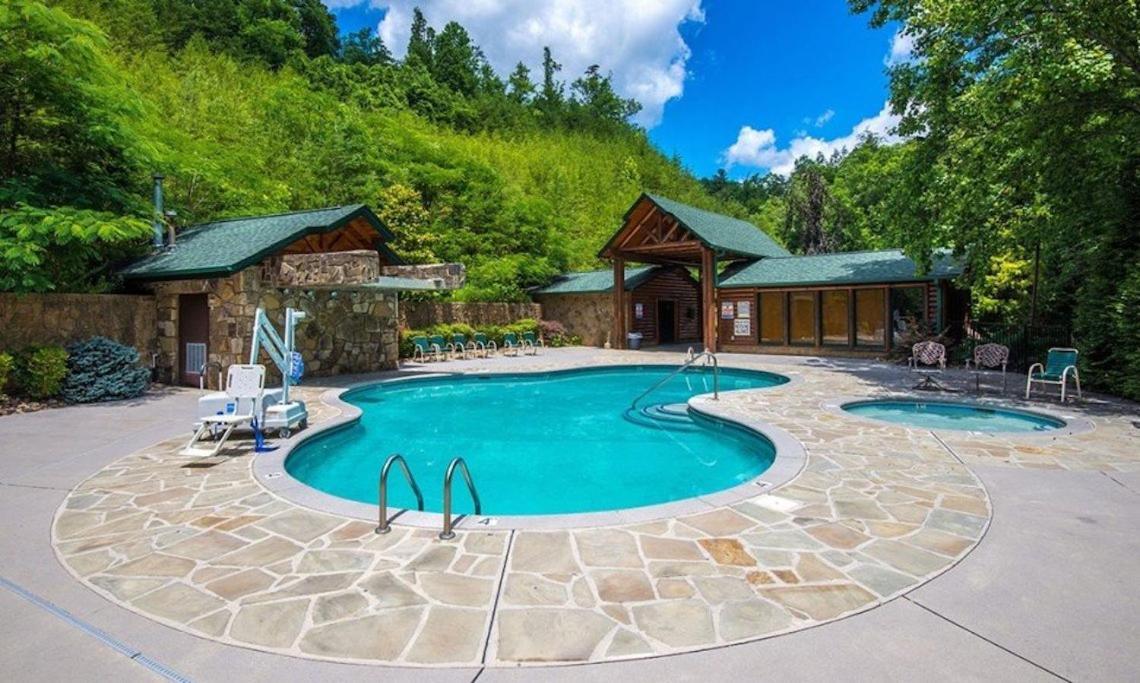 Spacious Resort Log Cabin, Easy Drive, Hot Tub, Arcade Gameroom, Mountain Vibe Гетлинбург Екстериор снимка