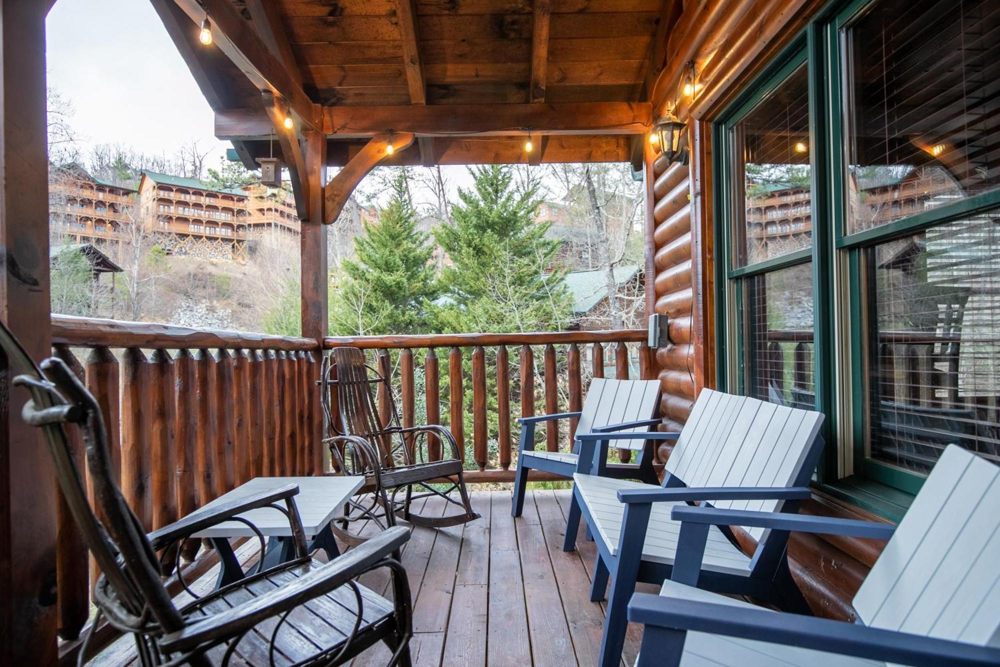 Spacious Resort Log Cabin, Easy Drive, Hot Tub, Arcade Gameroom, Mountain Vibe Гетлинбург Екстериор снимка