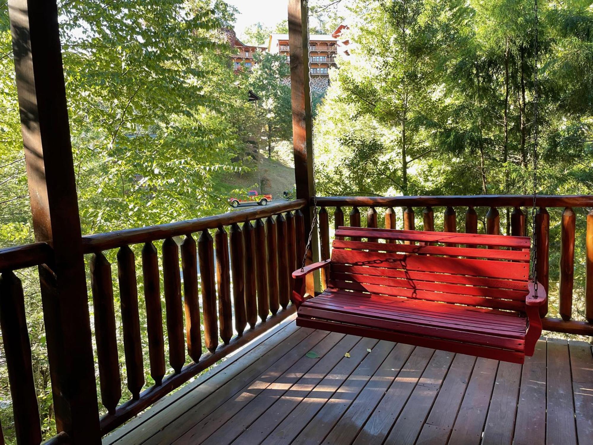 Spacious Resort Log Cabin, Easy Drive, Hot Tub, Arcade Gameroom, Mountain Vibe Гетлинбург Екстериор снимка