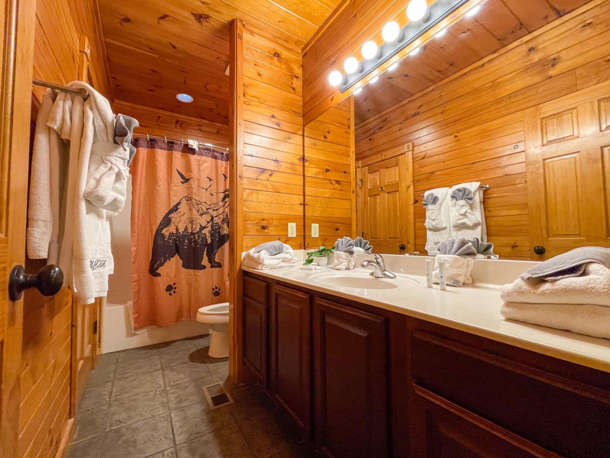 Spacious Resort Log Cabin, Easy Drive, Hot Tub, Arcade Gameroom, Mountain Vibe Гетлинбург Екстериор снимка