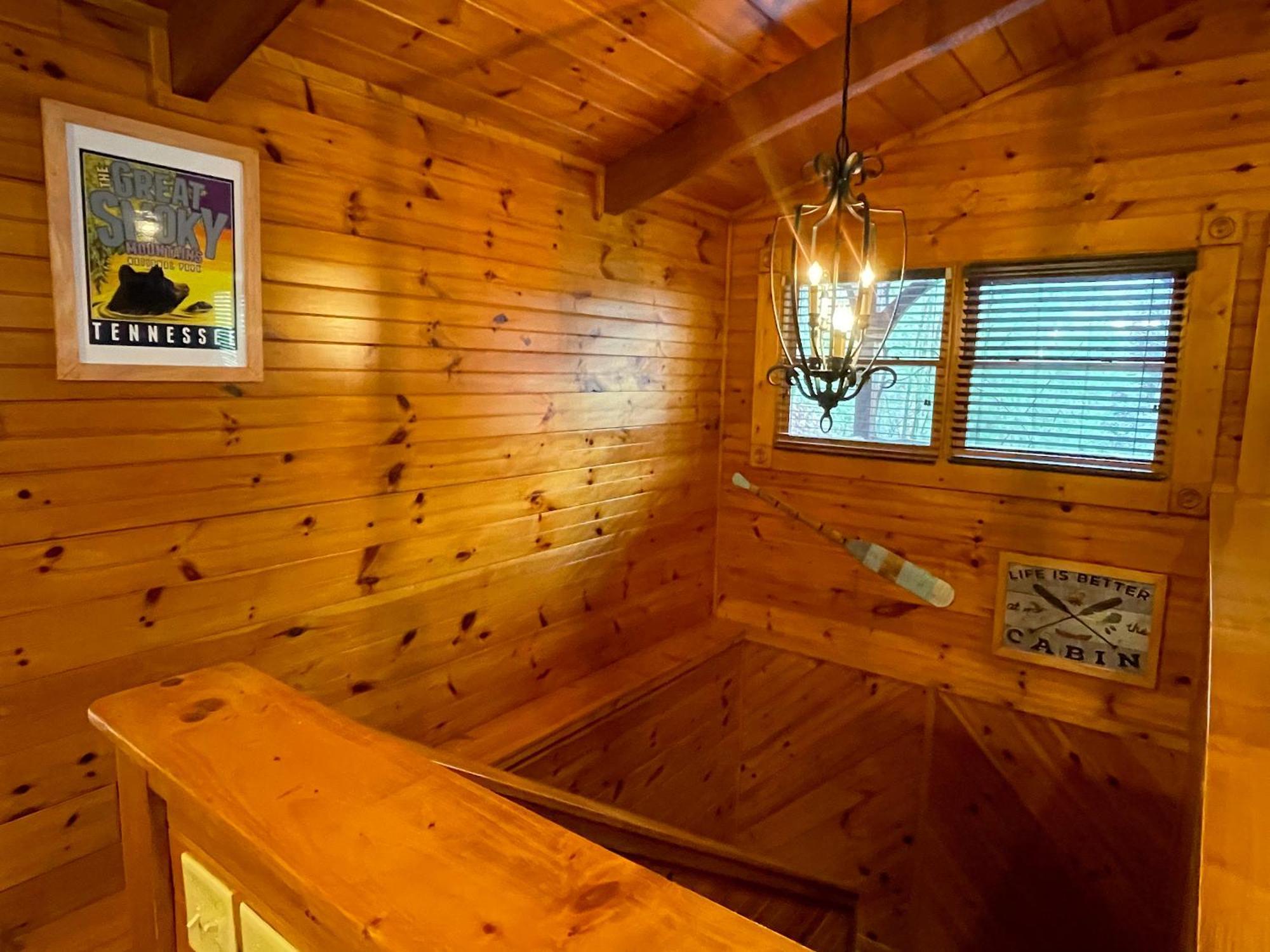 Spacious Resort Log Cabin, Easy Drive, Hot Tub, Arcade Gameroom, Mountain Vibe Гетлинбург Екстериор снимка