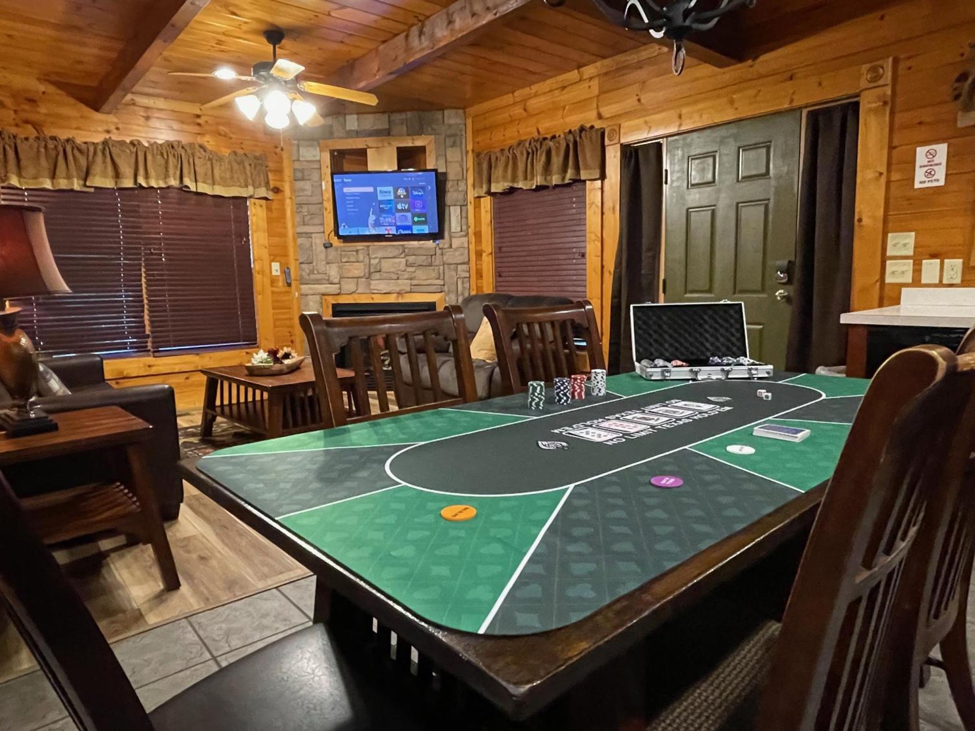 Spacious Resort Log Cabin, Easy Drive, Hot Tub, Arcade Gameroom, Mountain Vibe Гетлинбург Екстериор снимка