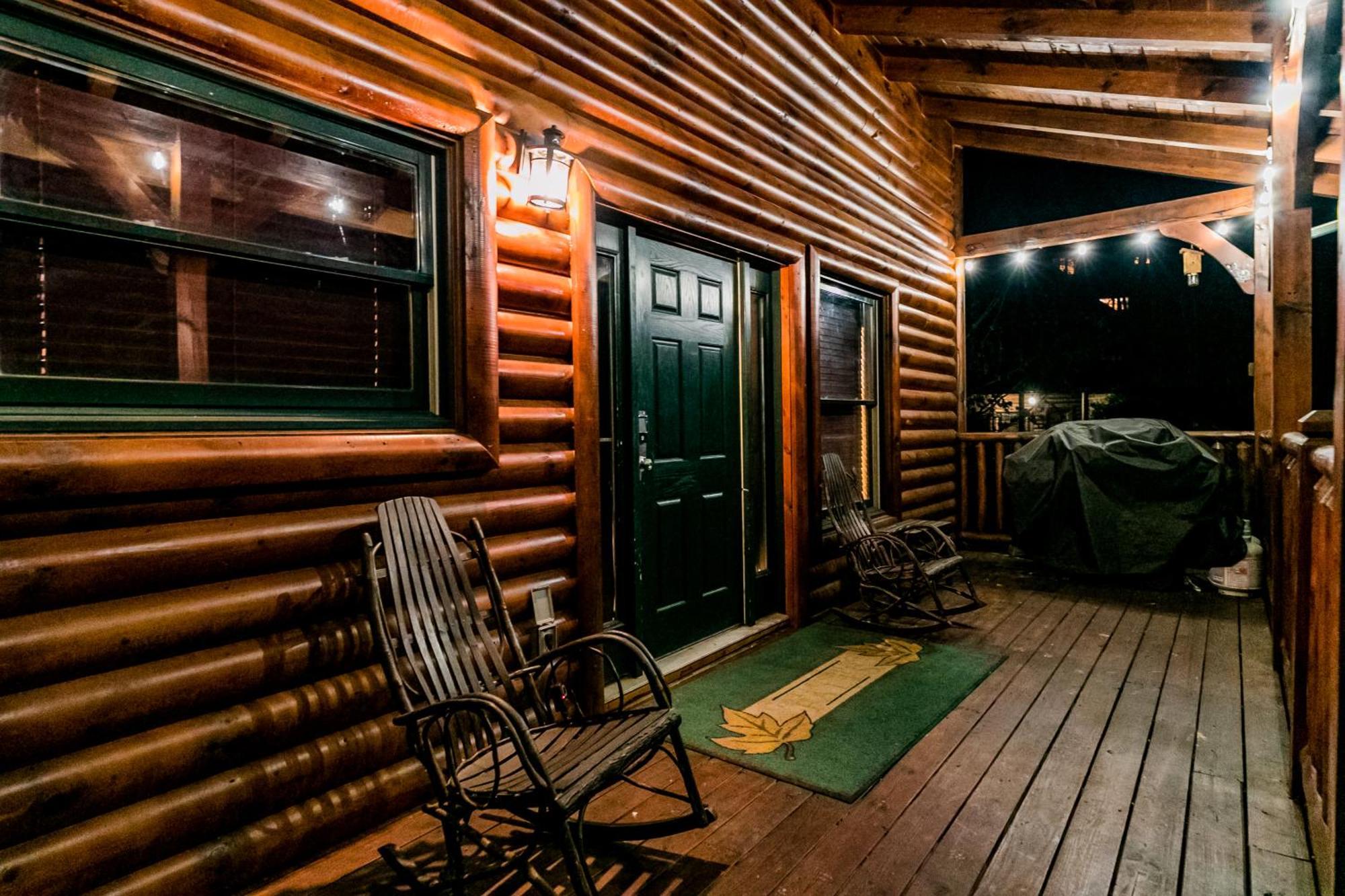 Spacious Resort Log Cabin, Easy Drive, Hot Tub, Arcade Gameroom, Mountain Vibe Гетлинбург Екстериор снимка