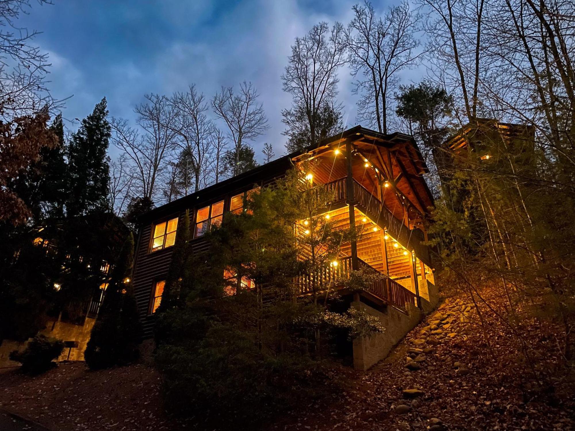Spacious Resort Log Cabin, Easy Drive, Hot Tub, Arcade Gameroom, Mountain Vibe Гетлинбург Екстериор снимка