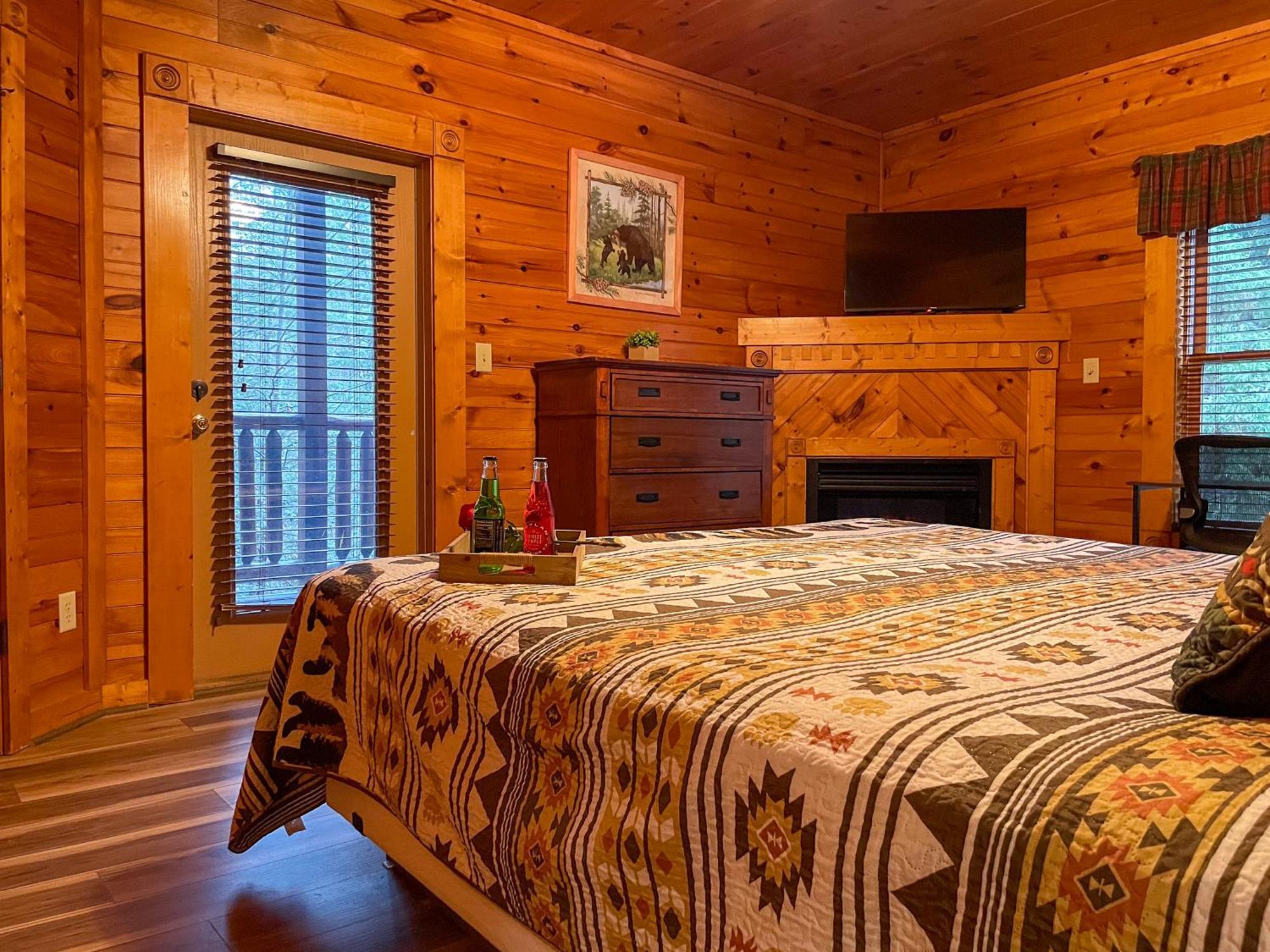 Spacious Resort Log Cabin, Easy Drive, Hot Tub, Arcade Gameroom, Mountain Vibe Гетлинбург Екстериор снимка