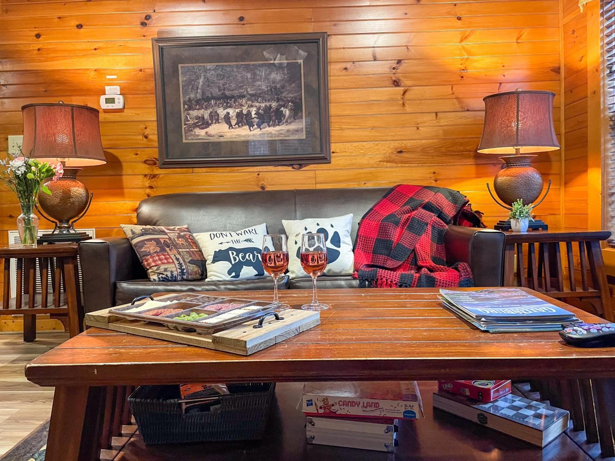 Spacious Resort Log Cabin, Easy Drive, Hot Tub, Arcade Gameroom, Mountain Vibe Гетлинбург Екстериор снимка