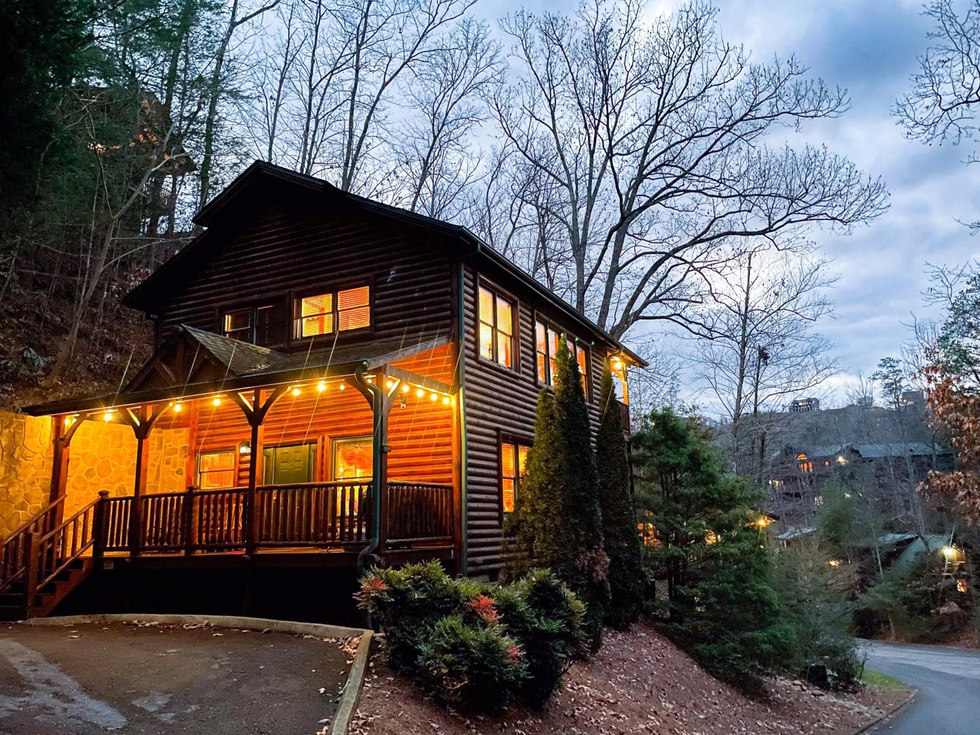 Spacious Resort Log Cabin, Easy Drive, Hot Tub, Arcade Gameroom, Mountain Vibe Гетлинбург Екстериор снимка